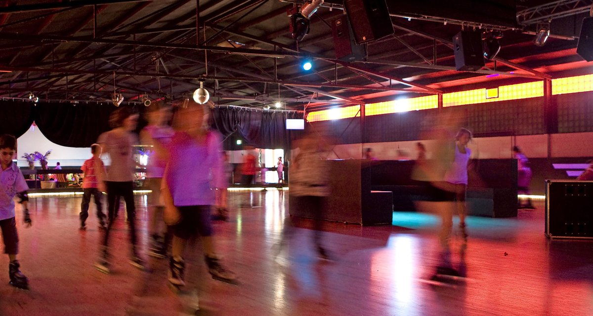 Dieser Blues kommt aus Köln und die RollerDisco aus den 1970er Jahren Musik hören und Spaß Dieser Blues kommt aus Köln und die RollerDisco aus den 1970er Jahren Musik hören und Spaß