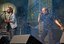 Titel:  Beschreibung: Simon Klemp, Frontmann der Band Schimmerling, reißt das Publikum mit kraftvollem Gesang und theatralischer Performance mit.