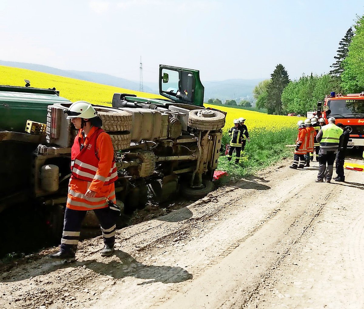 Voll Beladener Laster Rutscht Bei Wesseln In Den Graben Hildesheimer