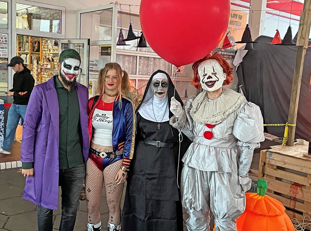 Eine Tankstelle, an der Kinder Halloween feiern - Hildesheimer Allgemeine