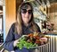 Titel: Fatima Dias (Chefin Sabor Intenso) mit einem gemischten Tapas-Teller Beschreibung: