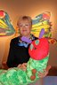 Titel:  Beschreibung: Christa Bareis, die 21 Jahre jüngere Schwester von Eric Carle, eröffnete die Ausstellung in Hannover und plauderte aus Nähkästchen.