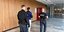 Erst lächelt er noch im Gerichtssaal – dann wird 23-jähriger Brandstifter aus Alfeld zu dreieinhalb Jahren Haft verurteilt