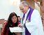 Titel:  Beschreibung: Pastor Werner Warnecke führt Martina Knobel als neue Leiterin ein.