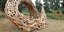 Ein Ei aus Marmor auf einer Weide, ein riesiger Holzwurm am Kreisel: Das hat es mit den seltsamen Konstrukten im Kreis Hildesheim auf sich