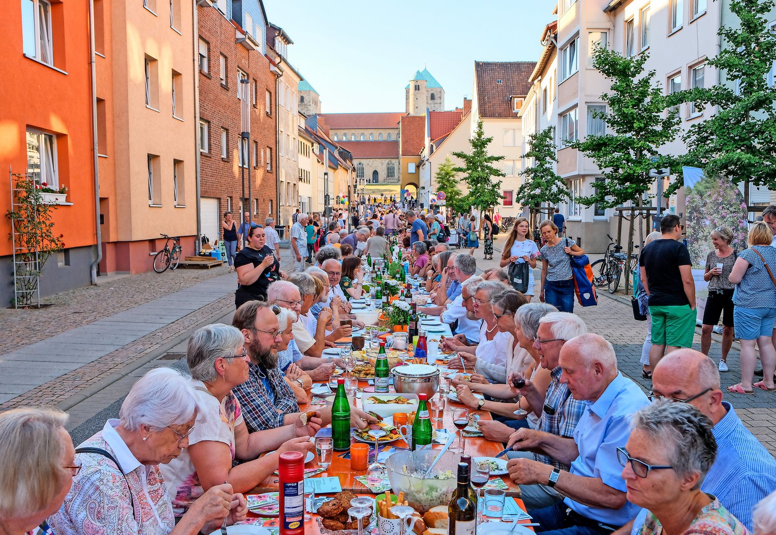 Eine Lange Tafel Verbindet Die Konfessionen Hildesheimer Allgemeine