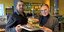 Neues Restaurant hat eröffnet: An diesem Ort wird Hildesheims wohl größter Burger serviert