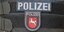 24-Jähriger übersieht nachts Kurve im Kreis Hildesheim, gerät von der Fahrbahn – und sein Auto kippt um
