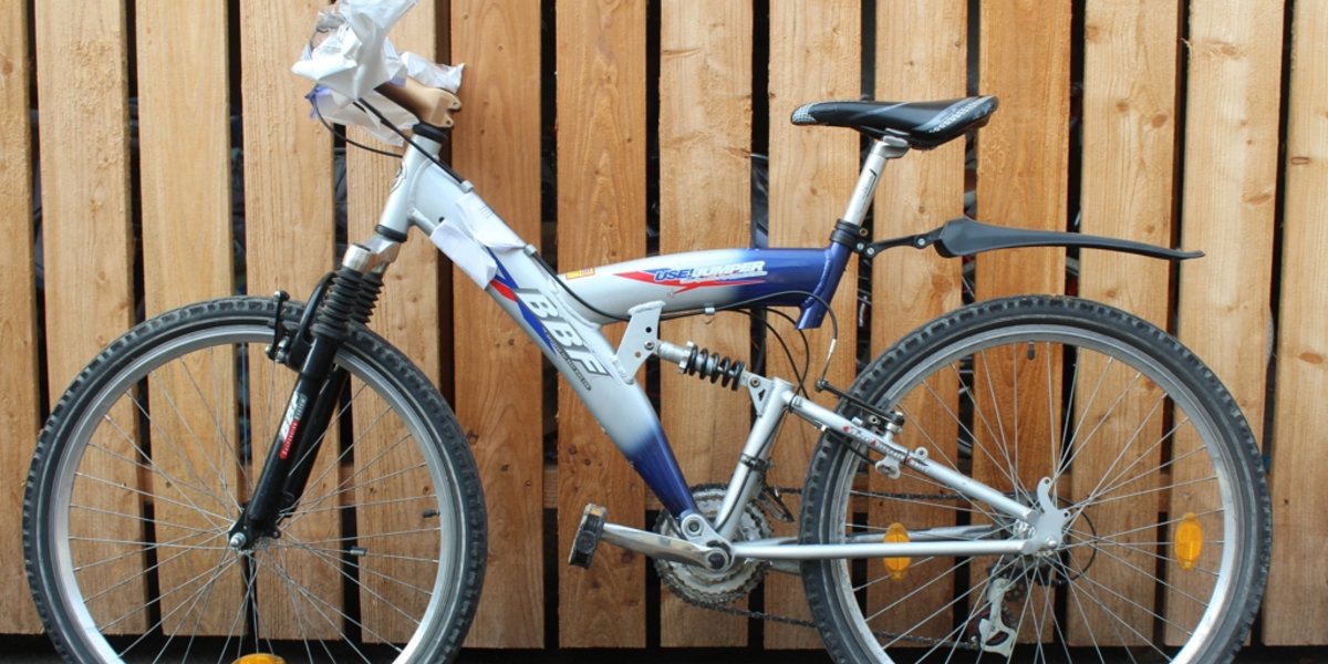 grau fahrrad schwarze felgen graue reifen
