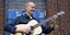 Geschichten und Melodien wechseln sich ab: Gitarrist Stefan Mönkemeyer überzeugt im Glashaus in Derneburg