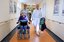 Titel: Umzug Lungenklinik Diekholzen Beschreibung: Chefarzt Wolfram Meister begrüßt Ursula Busch in der neuen Lungenklinik im Helios. Mit Schwester Anja Stadie begleitet der Mediziner die Patientin auf ihr Zimmer.
