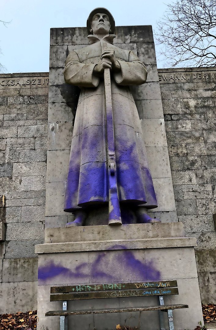Galgenberg Lila Farbe am Denkmal