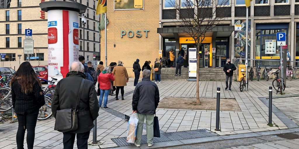 Geduldsprobe für Kunden: Personalnot bei Hildesheimer Postfiliale - Hildesheimer Allgemeine