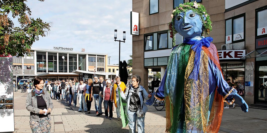 They want to make a statement: More than 150 people form a human chain for ...
