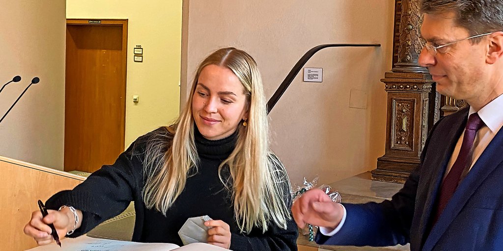 Radsport-Weltmeisterin Emma Hinze trägt sich ins Goldene Buch der Stadt ...