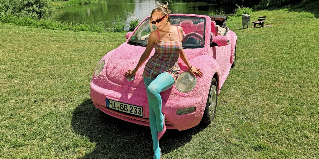 In a pink plush convertible through Hildesheim: YouTuber Kim Caramella ...