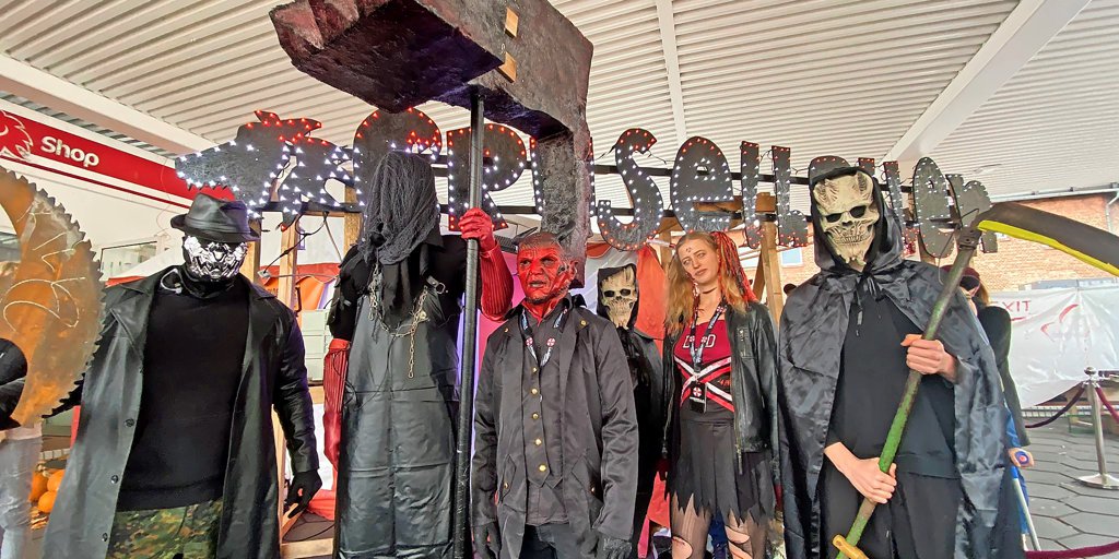 Halloween-Horror an einer Hildesheimer Tankstelle: Das düstere Spektakel lockt viele an 