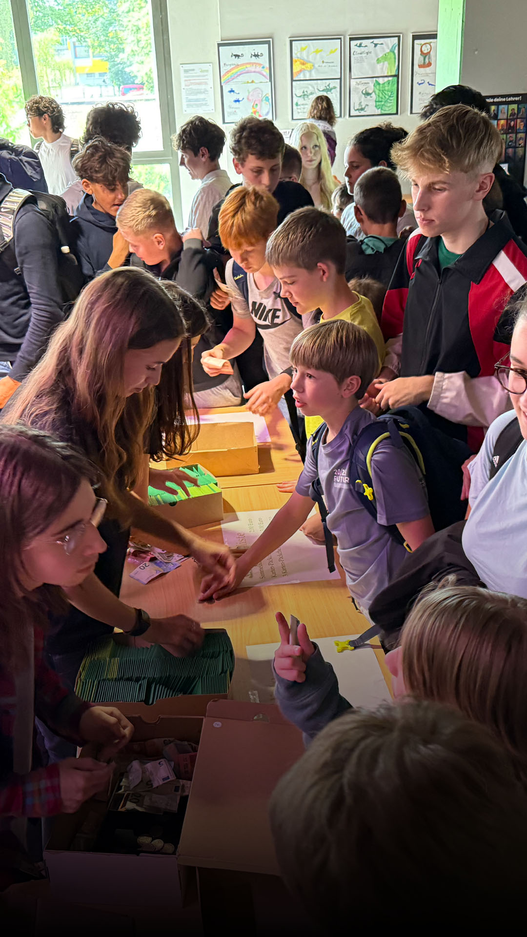 Wie Panini-Sticker: Abi-Aktion in Hildesheim schießt durch die Decke