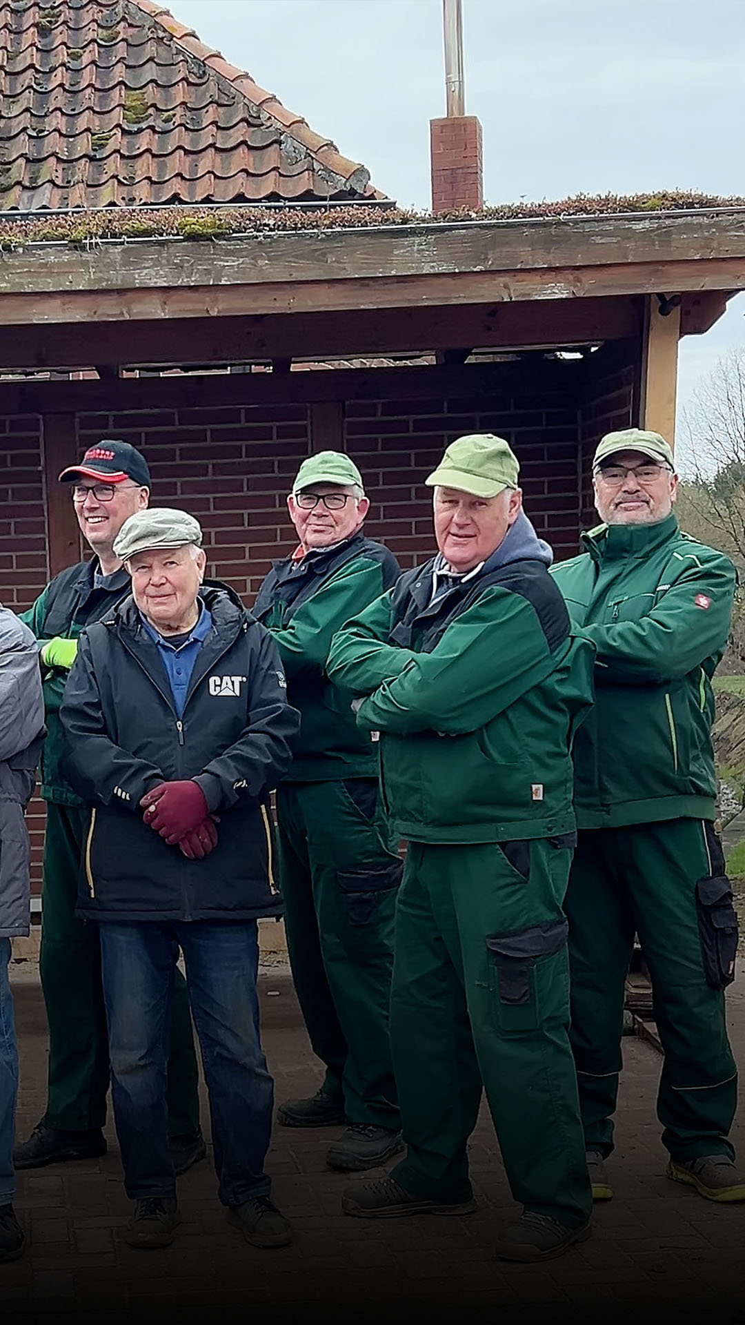 Rentnerband rollt Buswartehäuschen in Grasdorf weg