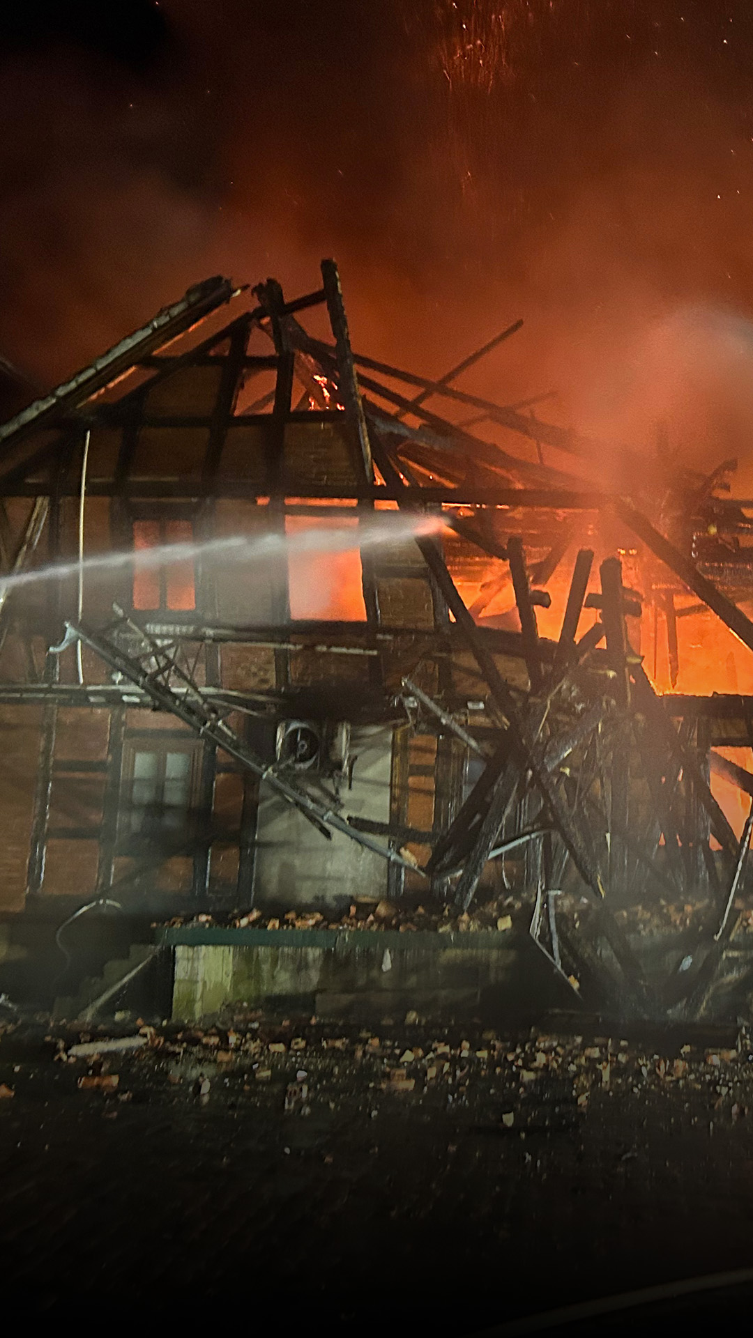 Einsatz in der Nacht: Feuer bei der alten Mühle in Banteln