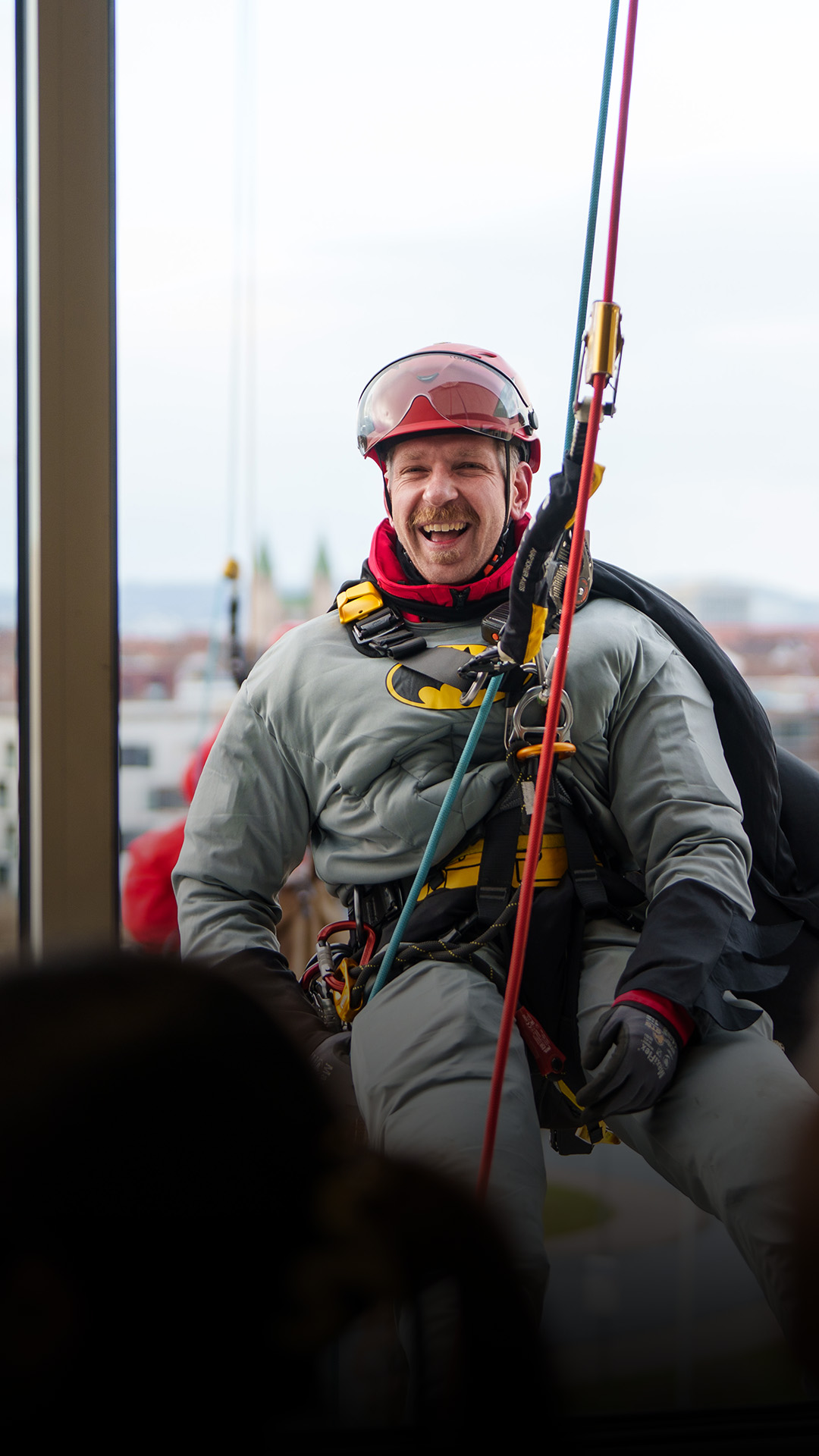 Berufsfeuerwehr besucht Kinder im Helios Klinikum