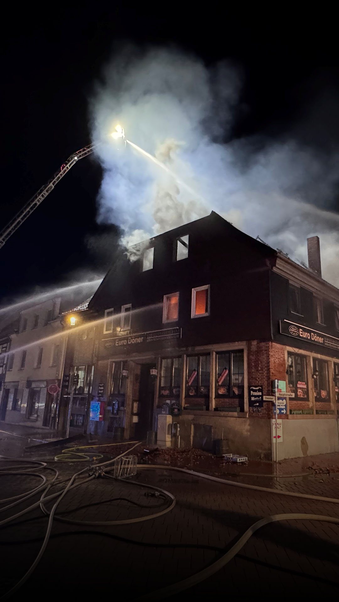 Feuerwehr-Großeinsatz bei Hausbrand in Gronau