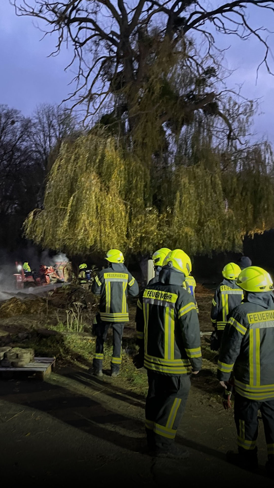 90 Einsatzkräfte verhindern Großbrand auf Gut Harbarnsen