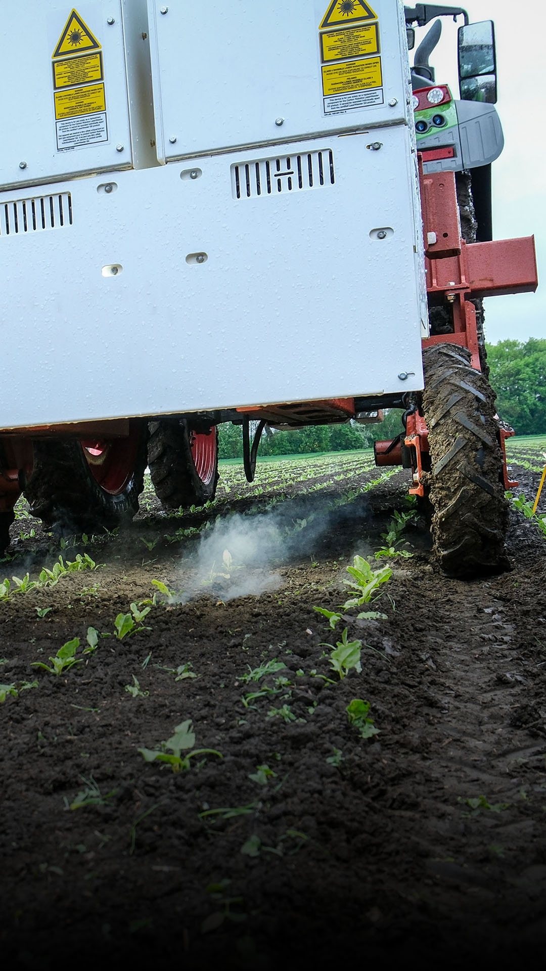 Millionen-Maschine zerstört auf Acker Unkraut per Laser