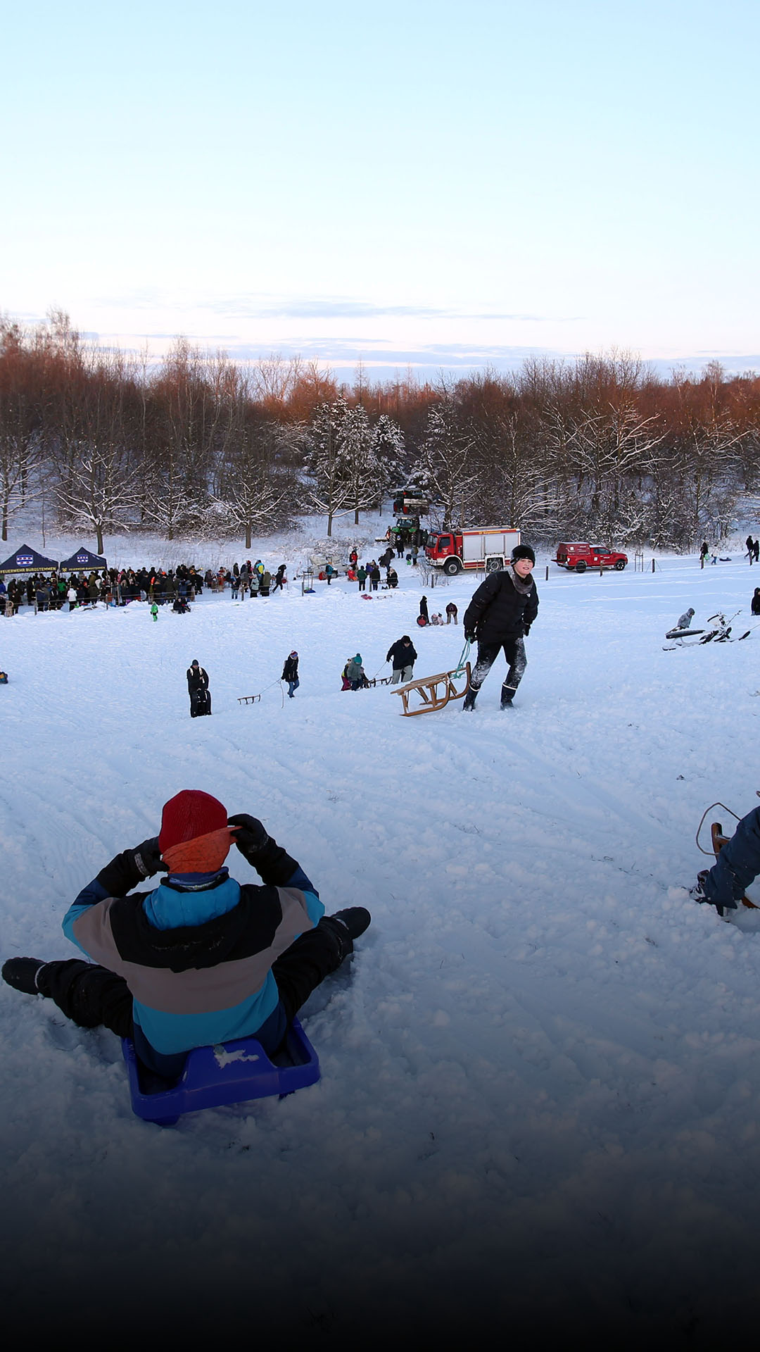 Dorf schmeißt spontan eine Rodelparty