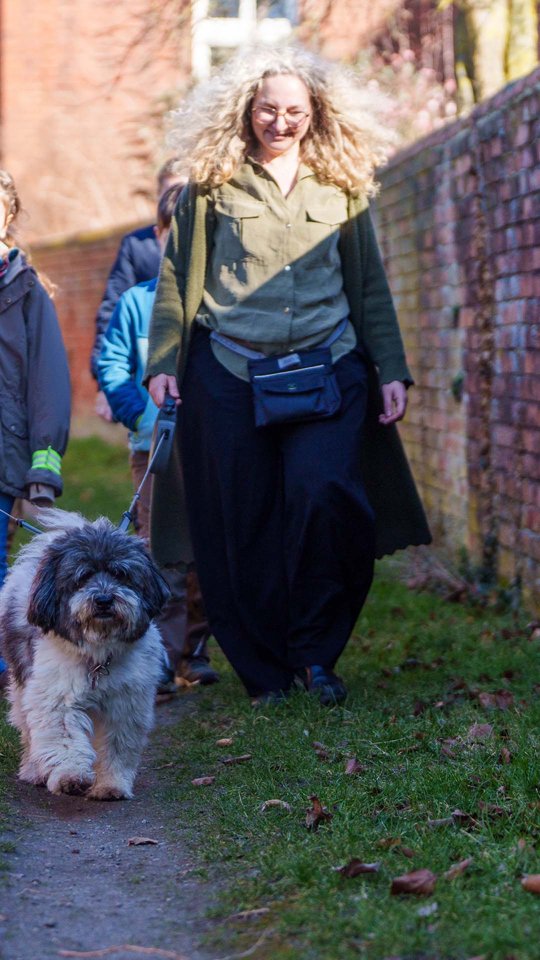 Hund Snoopy bereichert den Schulalltag