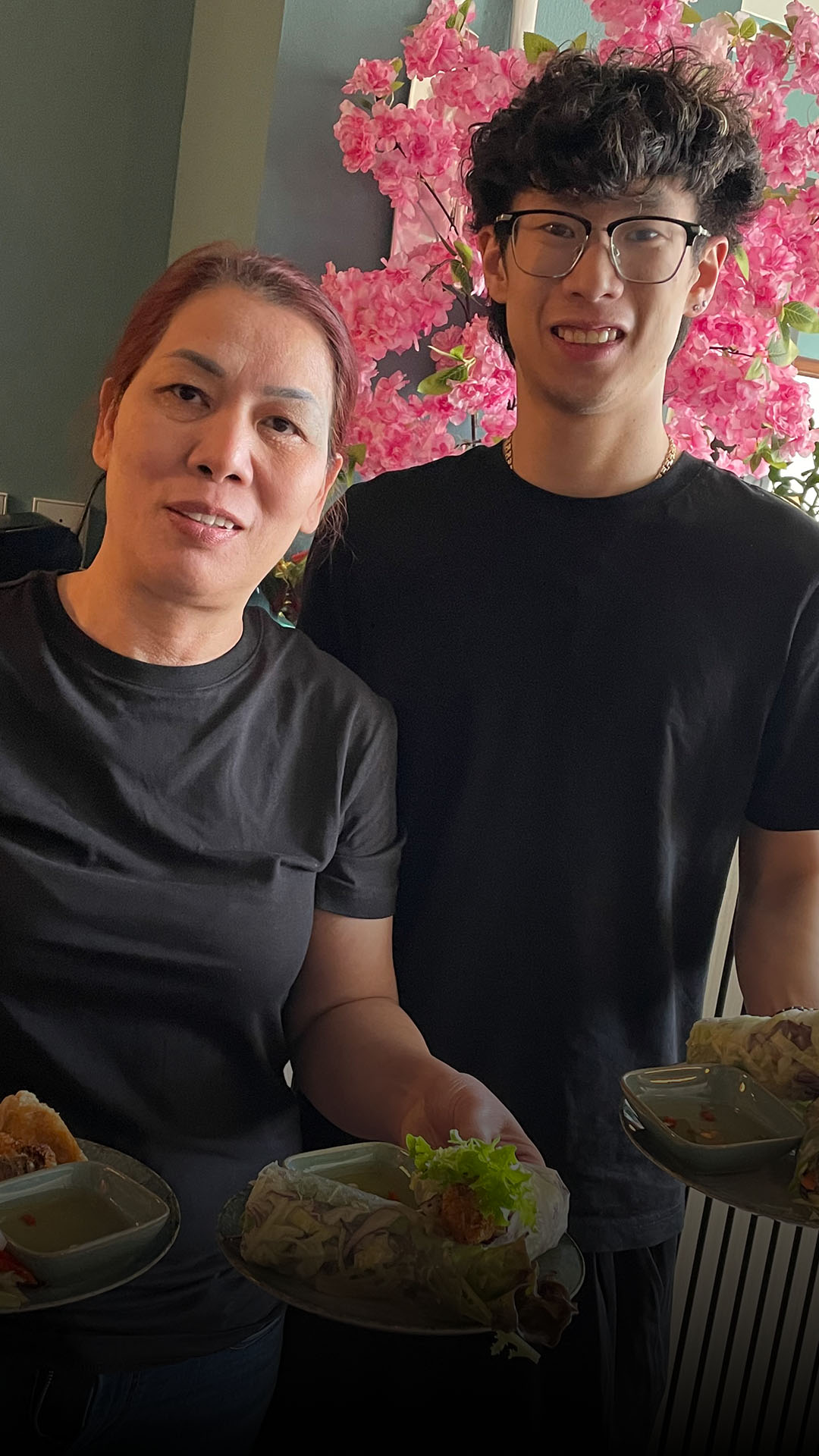 Alfelder Gastronom zeigt Zubereitung von Sommerrollen