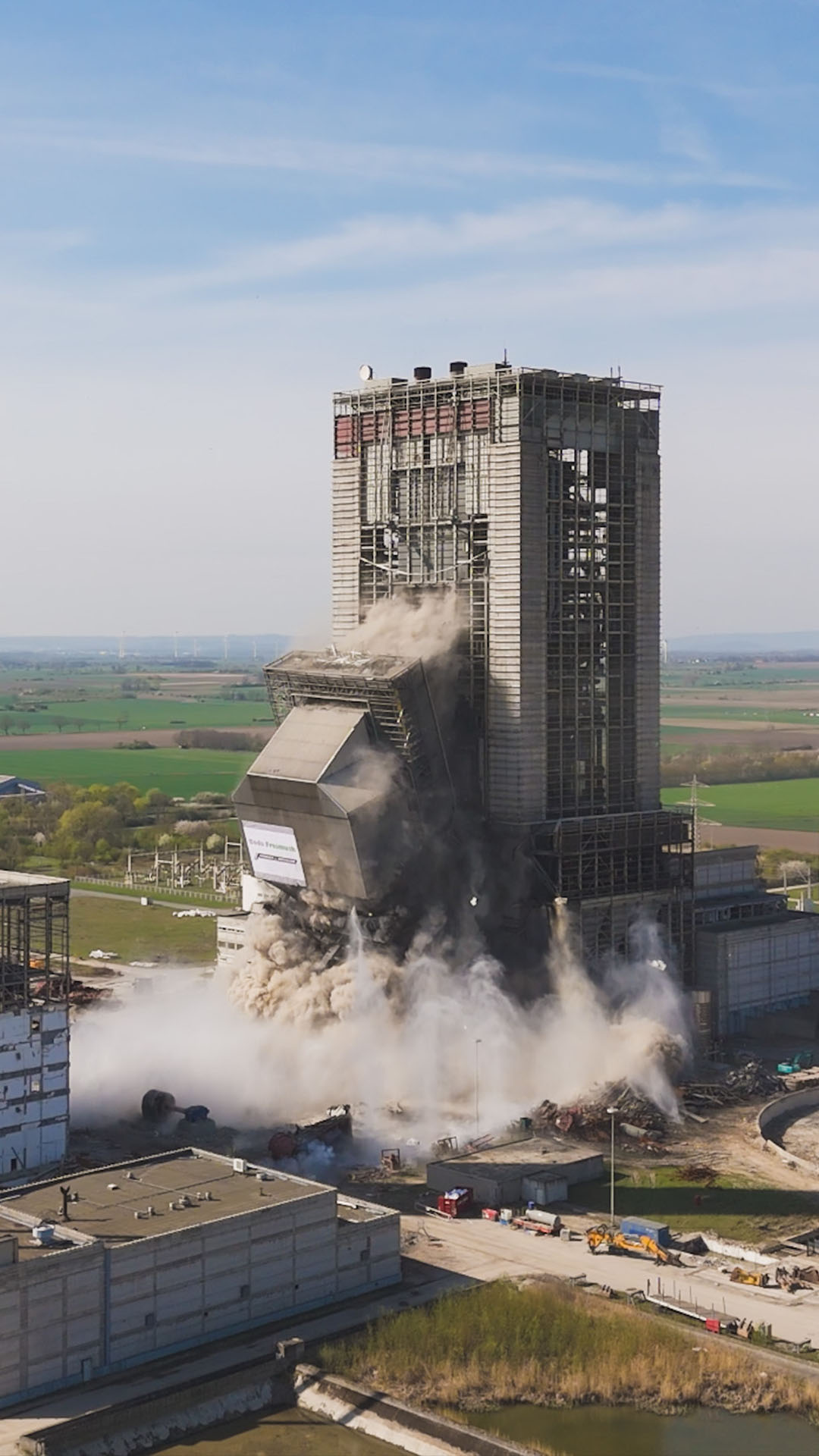 So spektakulär war der Abriss eines Anbaus des Kraftwerks in Mehrum