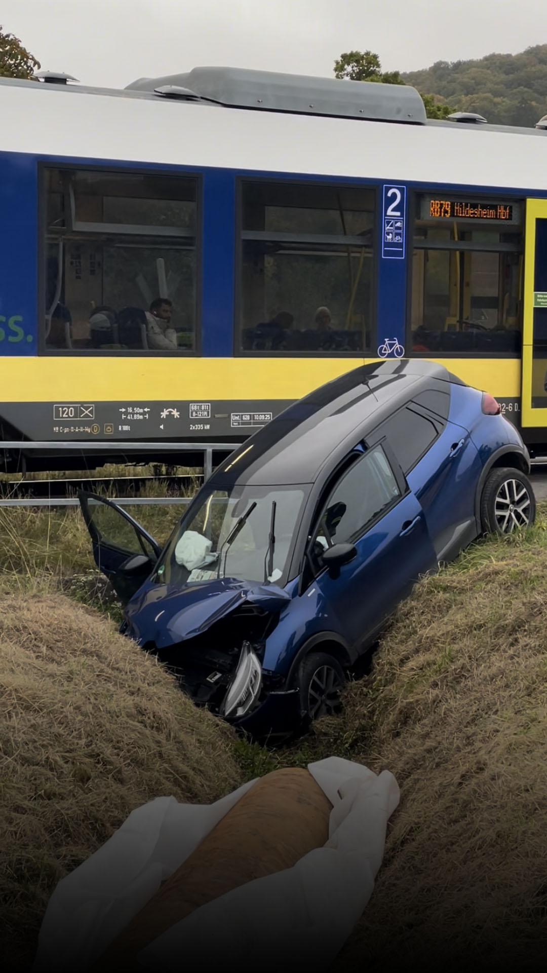 Unfall auf Gleisen: Zug erfasst Auto bei Detfurth