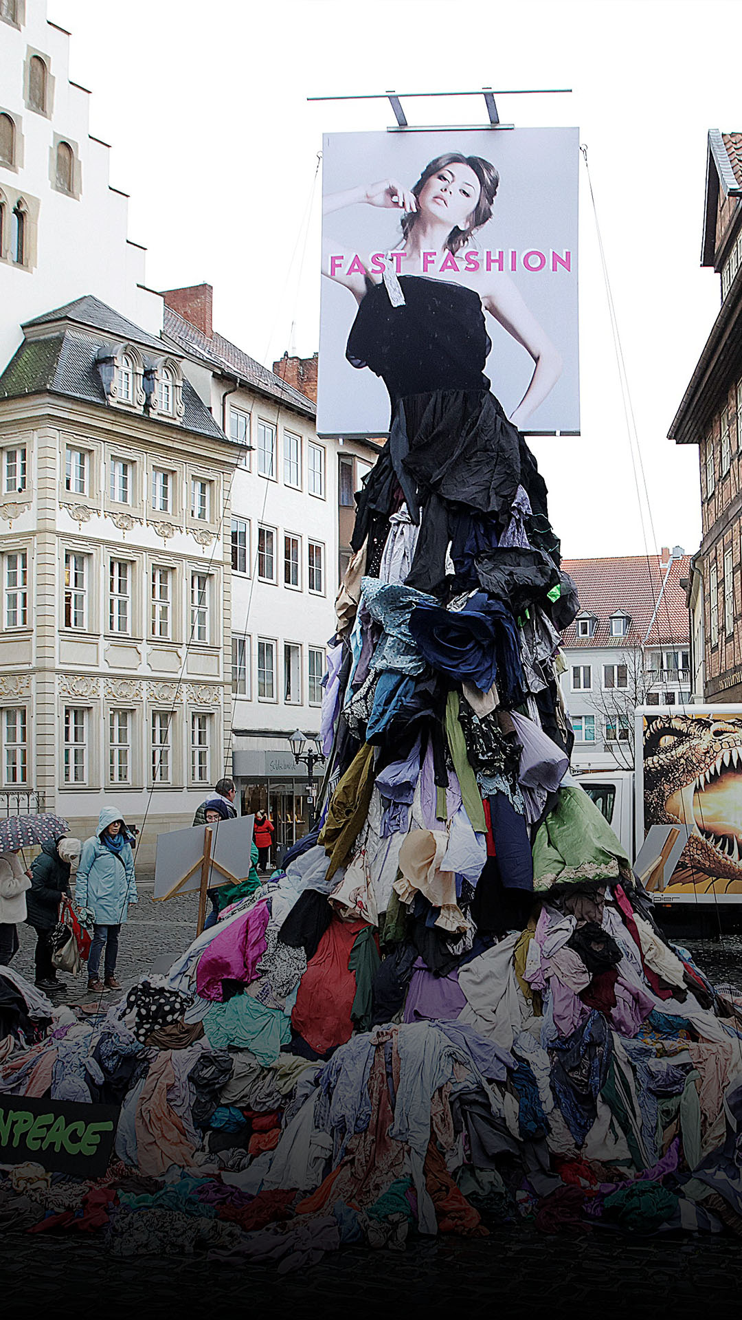 Besondere Skulptur: Stummer Protest auf dem Marktplatz